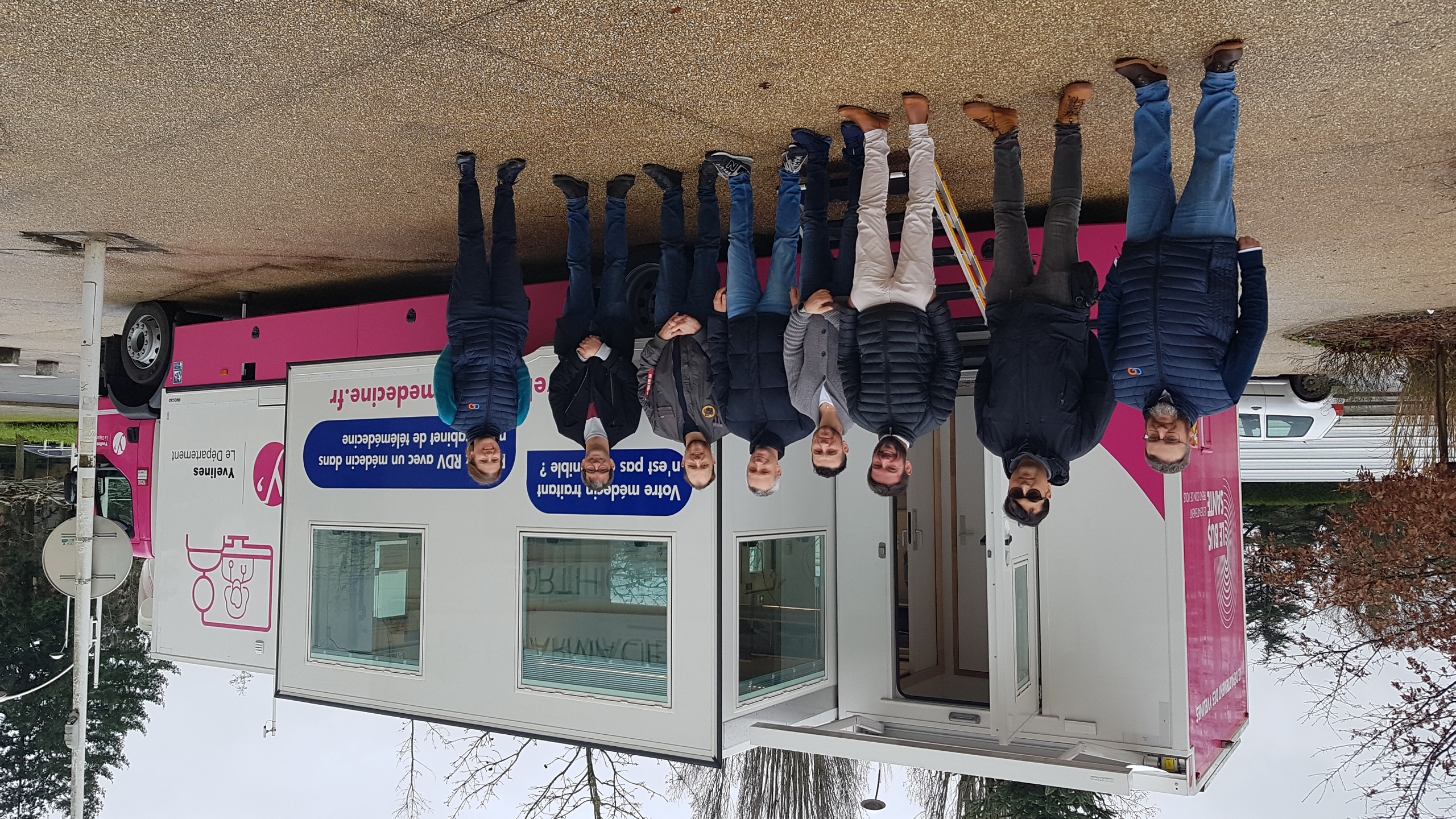 Equipe de test devant le bus santé du Conseil Départemental des Yvelines le 8 février 2024 à la Verrière