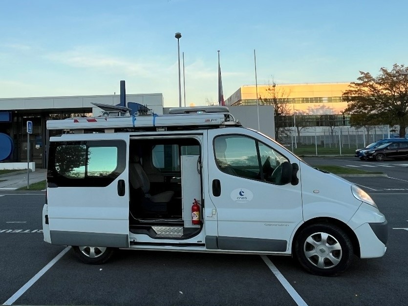 OSCAR, notre laboratoire sur roues, équipé du terminal Starlink High Performance Mobility et Kymeta Hawk U8 prêt pour des essais