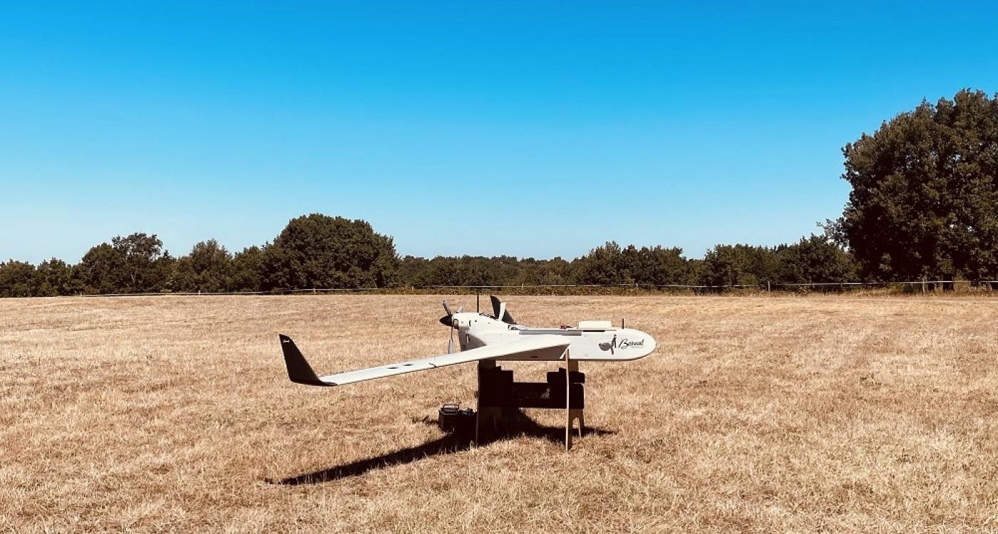 Le drone BOREAL peut effectuer des missions de reconnaissance et de surveillance à grande distance, sur des zones non couvertes par les réseaux terrestres. Des solutions de télécommunication par satellite permettent de surmonter cette contrainte technique.